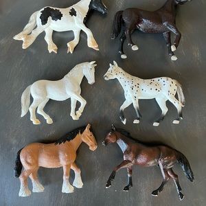 6 Mojo toy horses